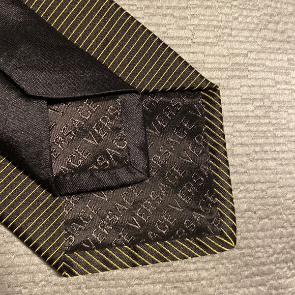Versace a vintage Medusa tie - Picture 6 of 6